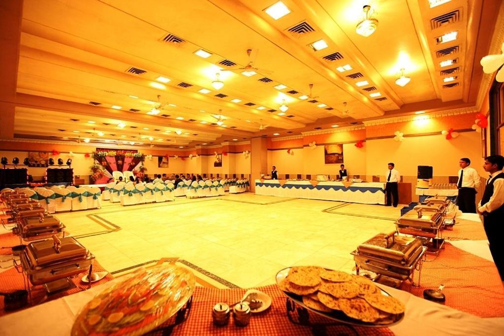 Brijwasi Royal Hotel Матура Екстериор снимка